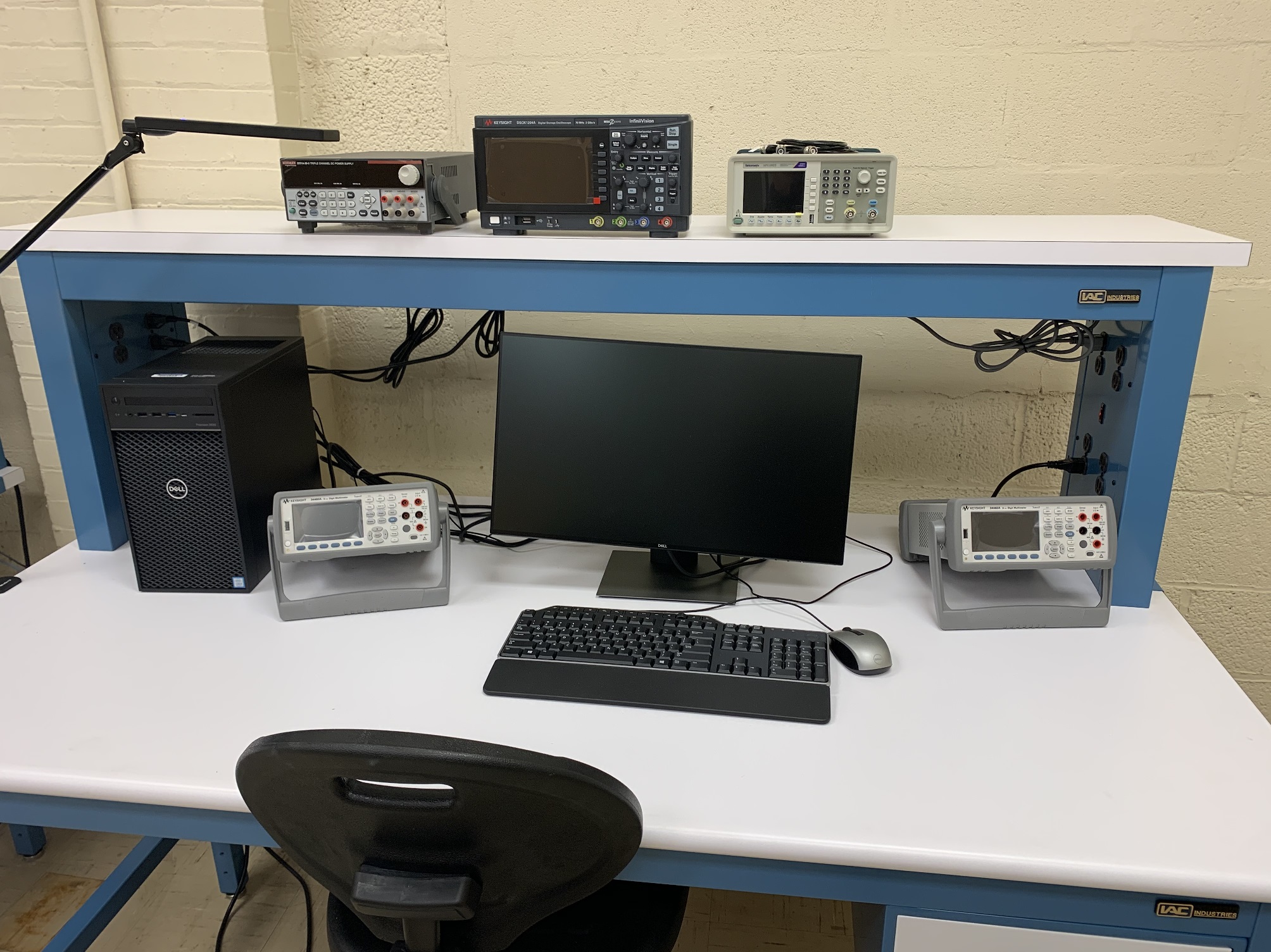 This image show the VET 170B Lab Desk.